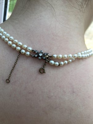 Lot 17 - A vintage double-strand graduated cultured...