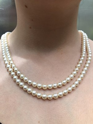 Lot 18 - A vintage double-strand uniform cultured pearl...