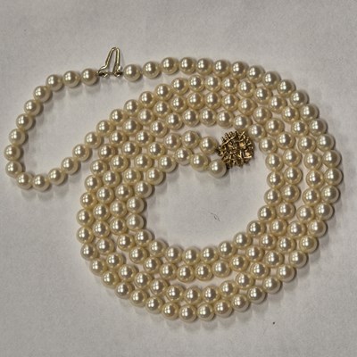 Lot 18 - A vintage double-strand uniform cultured pearl...