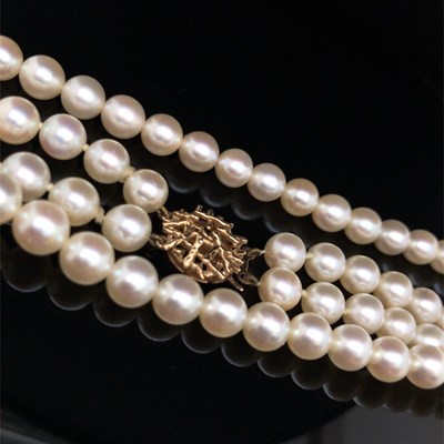 Lot 18 - A vintage double-strand uniform cultured pearl...