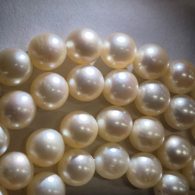 Lot 18 - A vintage double-strand uniform cultured pearl...