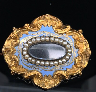Lot 21 - An antique mourning jewellery brooch. The...
