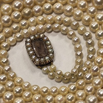 Lot 23 - A vintage double-strand graduated cultured...