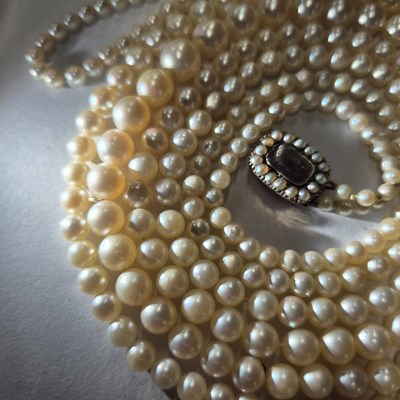 Lot 23 - A vintage double-strand graduated cultured...