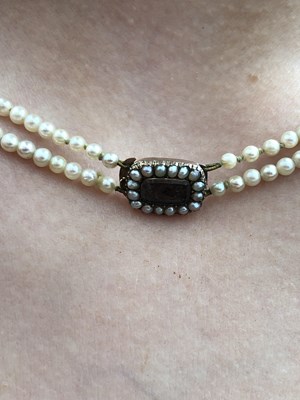 Lot 23 - A vintage double-strand graduated cultured...