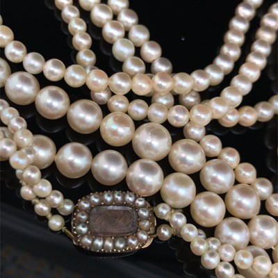 Lot 23 - A vintage double-strand graduated cultured...