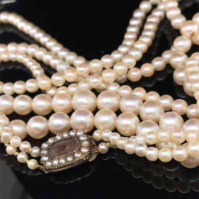 Lot 23 - A vintage double-strand graduated cultured...