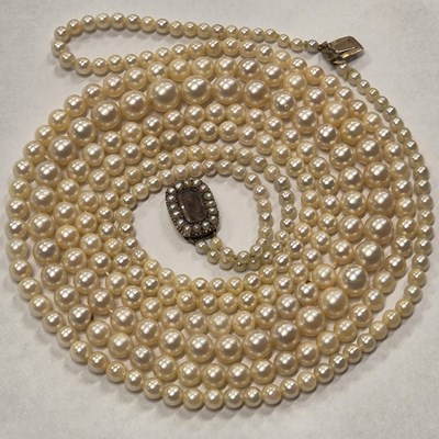 Lot 23 - A vintage double-strand graduated cultured...