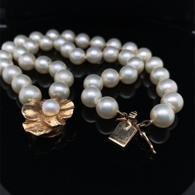 Lot 26 - A vintage cultured pearl double row uniform...
