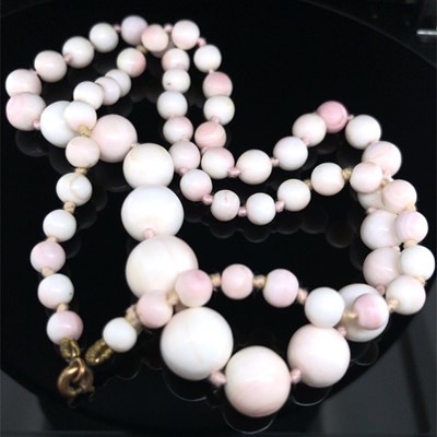 Lot 27 - A vintage necklace of graduated and knotted...