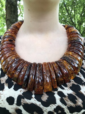 Lot 34 - A large and impressive amber collar necklace,...