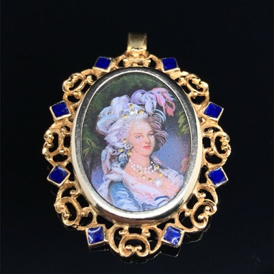 Lot 38 - A contemporary antique style pendant brooch,...