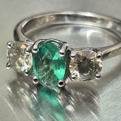 Lot 40 - An 18ct white gold hallmarked certificated...