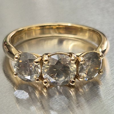 Lot 41 - An 18ct hallmarked gold round brilliant cut...