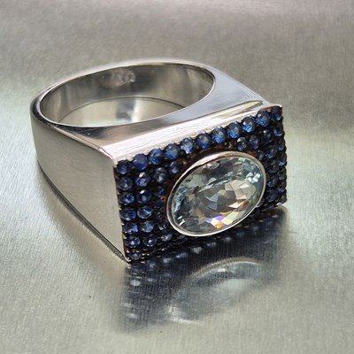Lot 43 - An aquamarine and sapphire contemporary ring....