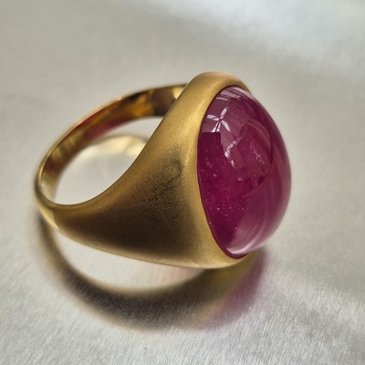 Lot 48 - A certified ruby and glass gemstone in a heavy...