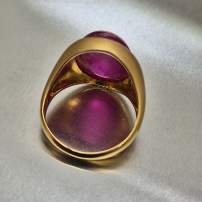 Lot 48 - A certified ruby and glass gemstone in a heavy...