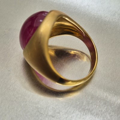 Lot 48 - A certified ruby and glass gemstone in a heavy...