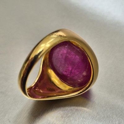 Lot 48 - A certified ruby and glass gemstone in a heavy...