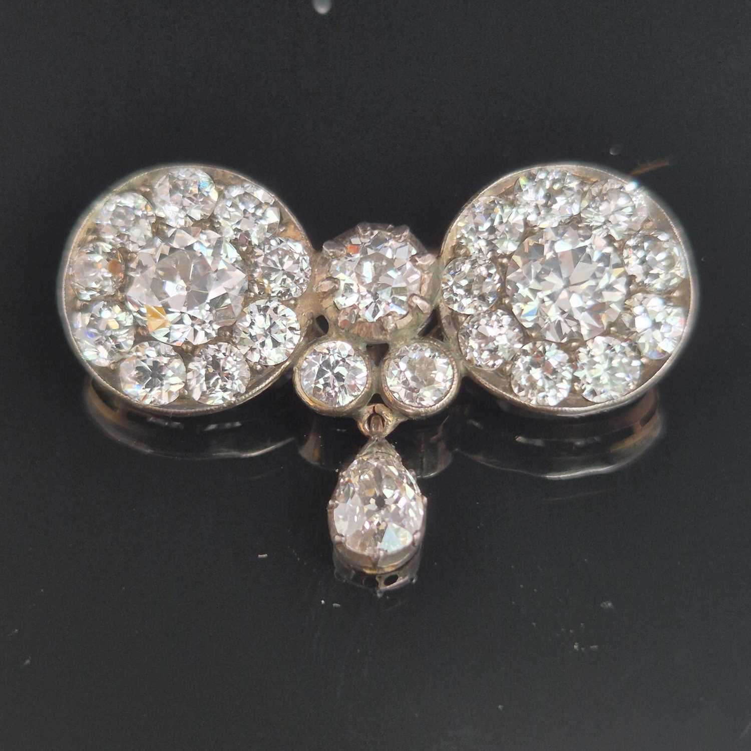 Lot 50 - An antique diamond brooch. The old cut...
