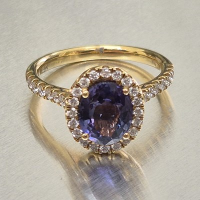 Lot 55 - An 18ct hallmarked gold polychroic parti oval...