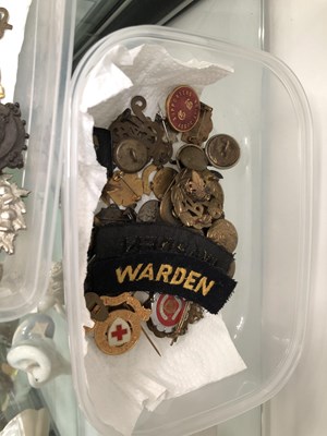 Lot 216 - Military cap badges, buttons, etc.
