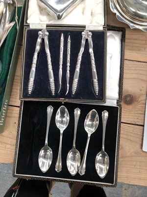 Lot 412 - A hallmarked silver spoon and pusher cased, a...