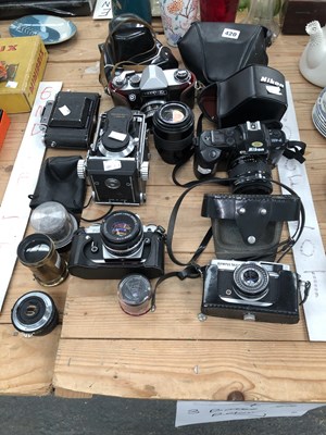 Lot 420 - Cameras and accessories - to include Praktica,...