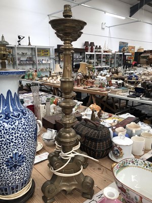 Lot 422 - A vintage blue and white lotus lamp, a...