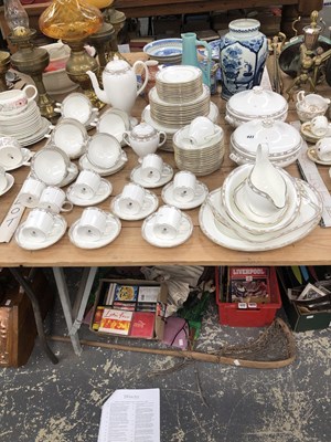 Lot 441 - A wedgewood Colchester pattern dinner part...