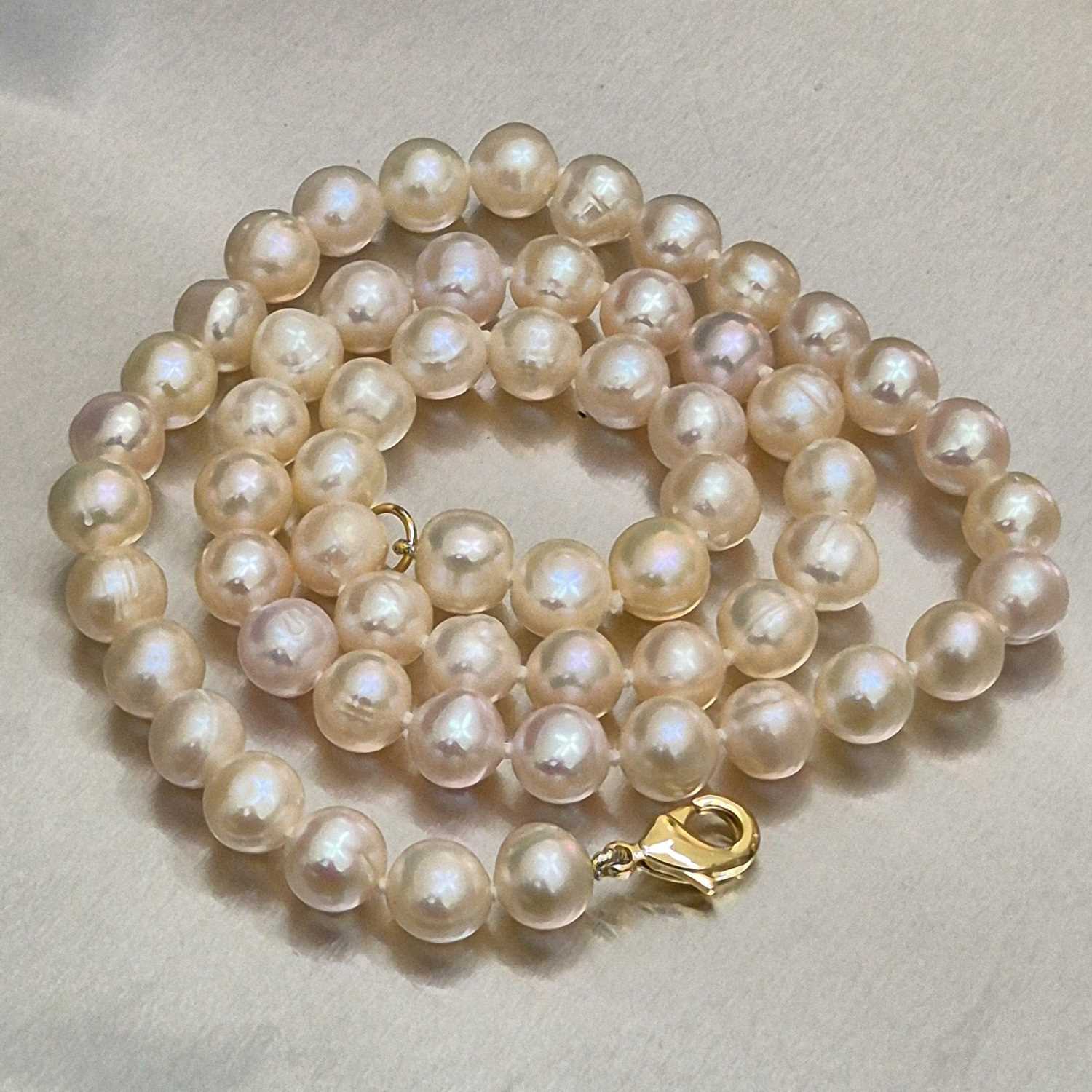 Lot 24 - A cultured pearl necklace fitted with a...