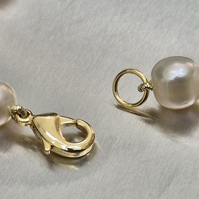 Lot 24 - A cultured pearl necklace fitted with a...
