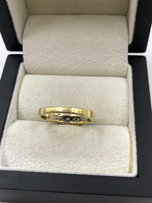 Lot 20 - A vintage 18ct hallmarked gold diamond and...