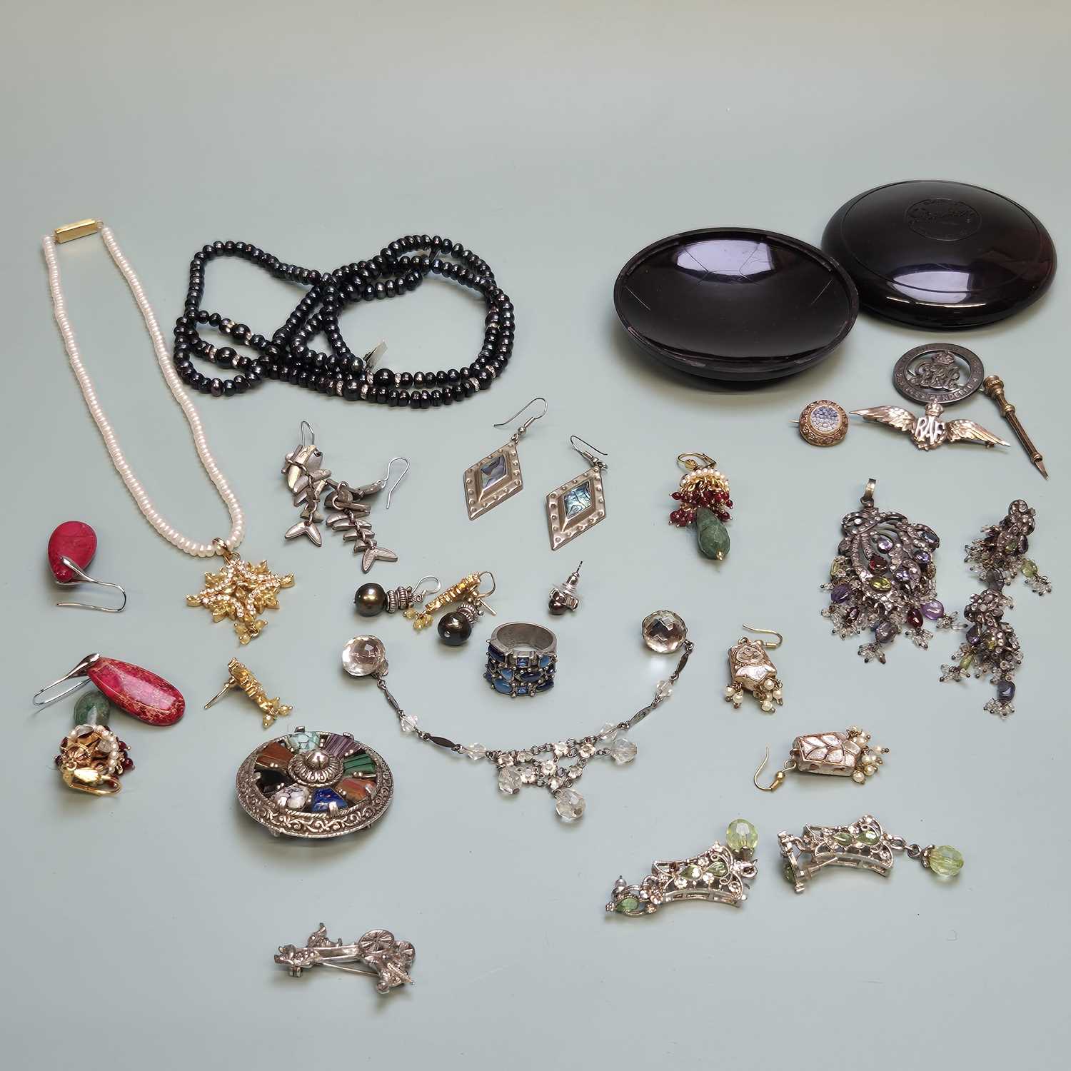 Lot 32 - Jewellery- an unhallmarked silver For King and...