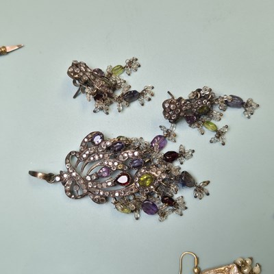 Lot 32 - Jewellery- an unhallmarked silver For King and...