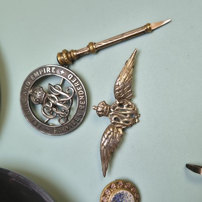 Lot 32 - Jewellery- an unhallmarked silver For King and...