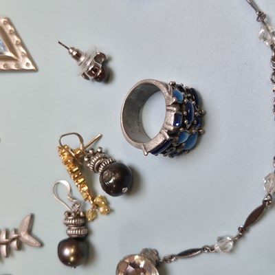 Lot 32 - Jewellery- an unhallmarked silver For King and...