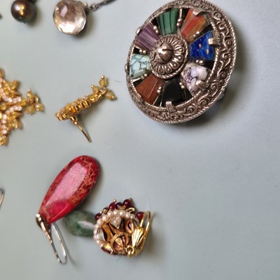 Lot 32 - Jewellery- an unhallmarked silver For King and...