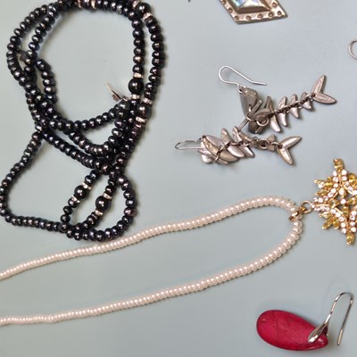 Lot 32 - Jewellery- an unhallmarked silver For King and...