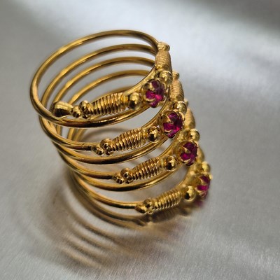 Lot 64 - A vintage spiralled flexible ring set with...