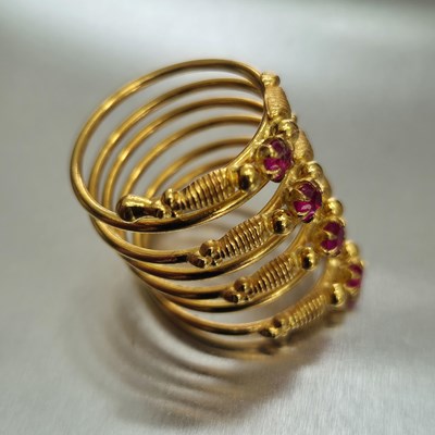 Lot 64 - A vintage spiralled flexible ring set with...