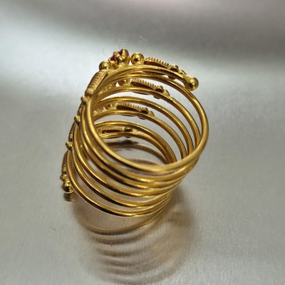 Lot 64 - A vintage spiralled flexible ring set with...