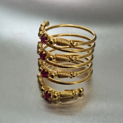 Lot 64 - A vintage spiralled flexible ring set with...