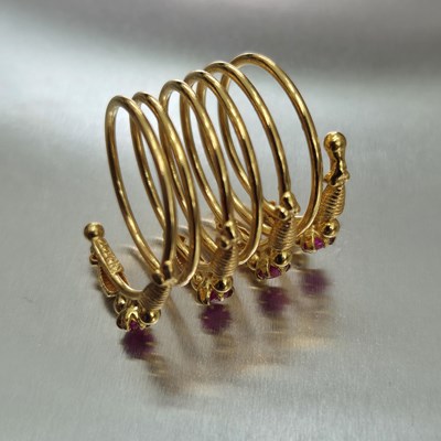 Lot 64 - A vintage spiralled flexible ring set with...