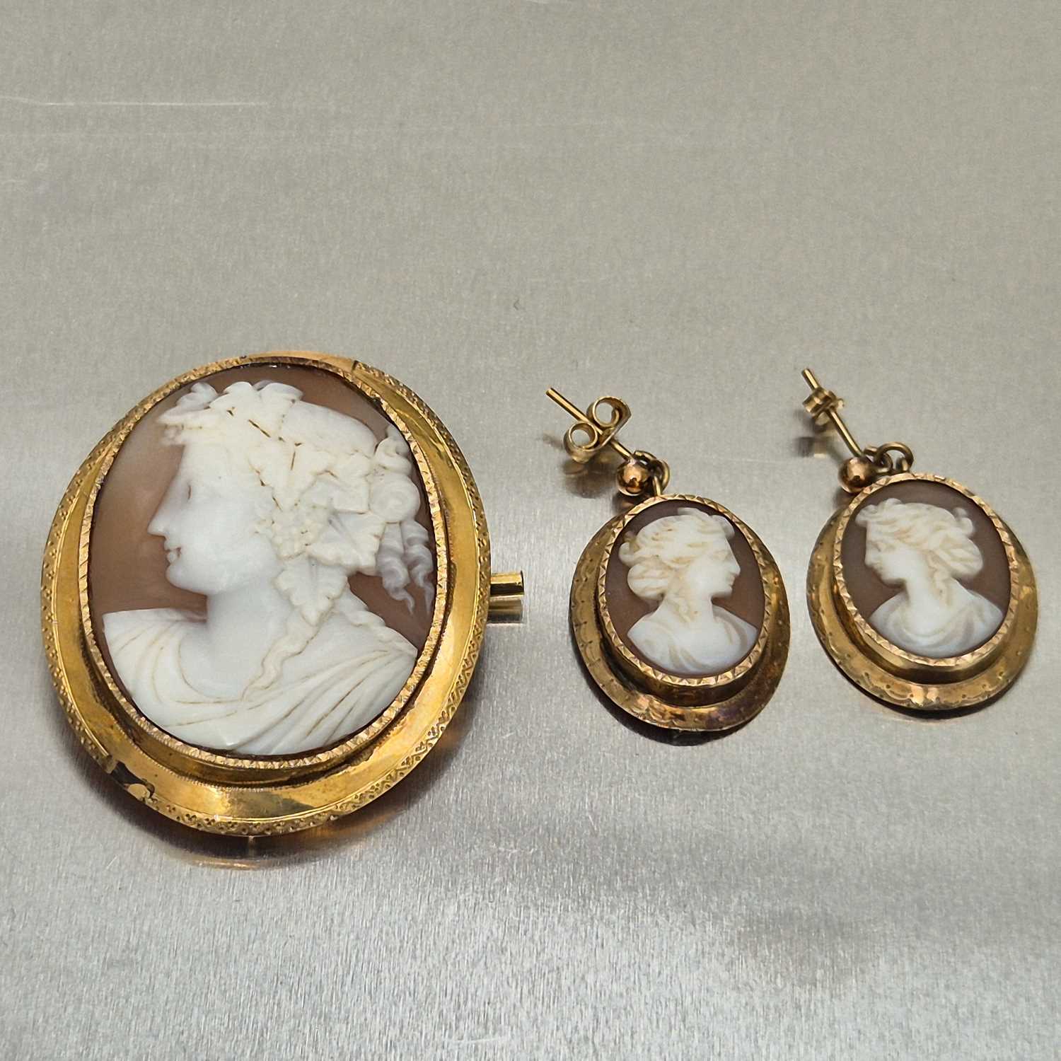 Lot 69 - A 19th-century shell carved portrait cameo in...