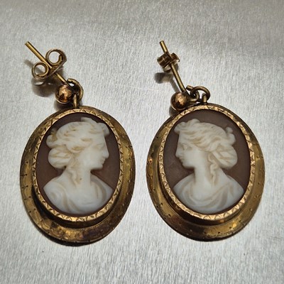 Lot 69 - A 19th-century shell carved portrait cameo in...