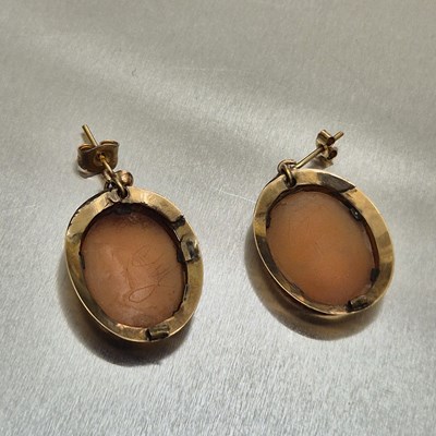 Lot 69 - A 19th-century shell carved portrait cameo in...