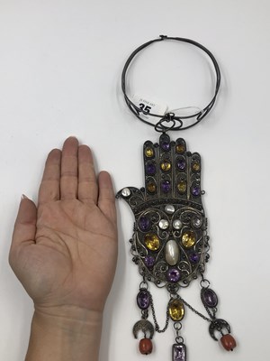 Lot 35 - A large gemset Hamza hand-style chocker/collar...