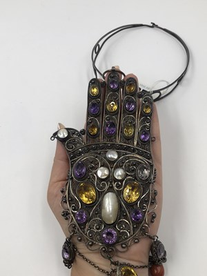 Lot 35 - A large gemset Hamza hand-style chocker/collar...