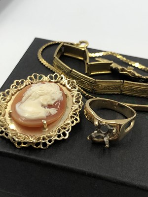 Lot 39 - A hallmarked 9ct gold ladies' ID bracelet, an...